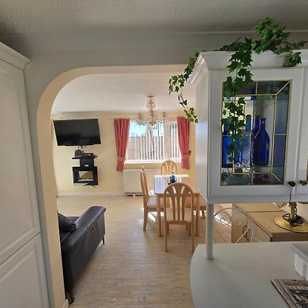 Family Bungalow With Private Pool Kilgetty Esterno foto