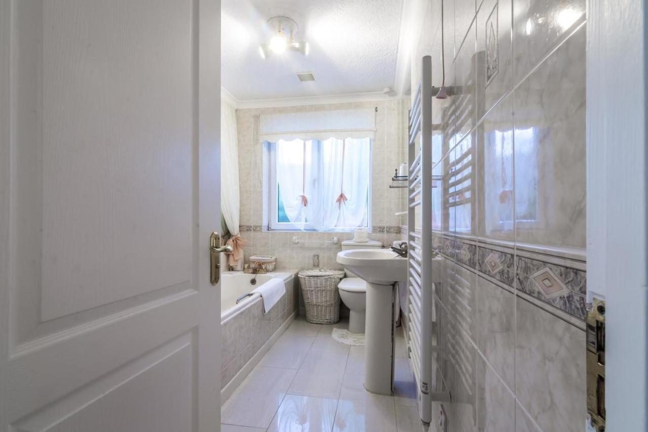 Family Bungalow With Private Pool Kilgetty Esterno foto