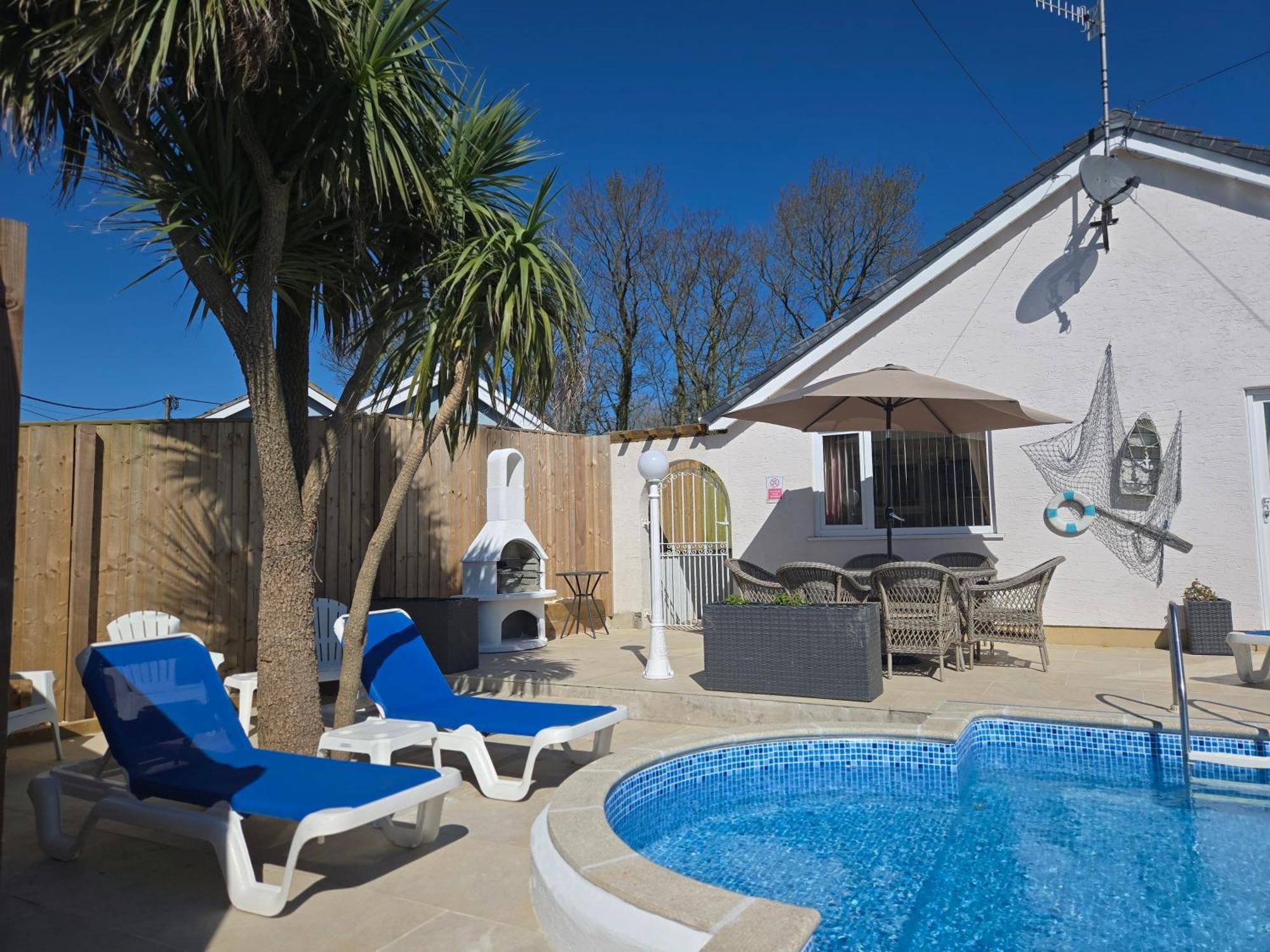 Family Bungalow With Private Pool Kilgetty Esterno foto